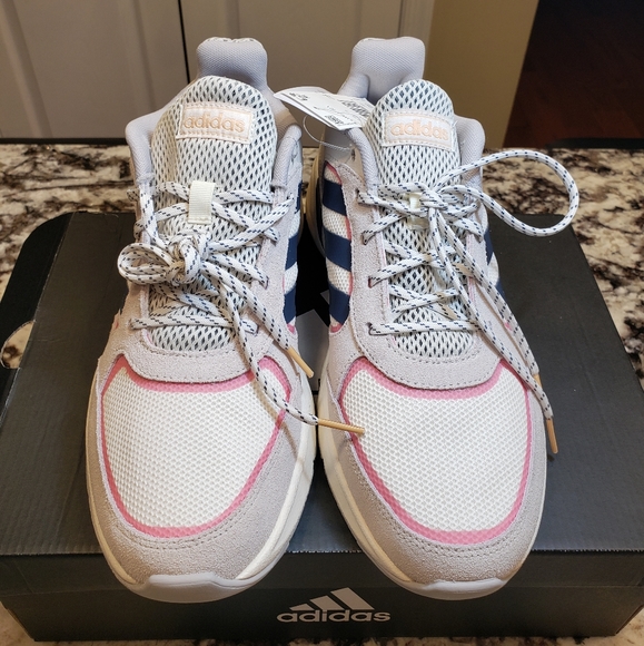 Wome's Adidas 90s  Valasion Size US  9 - Picture 3 of 12